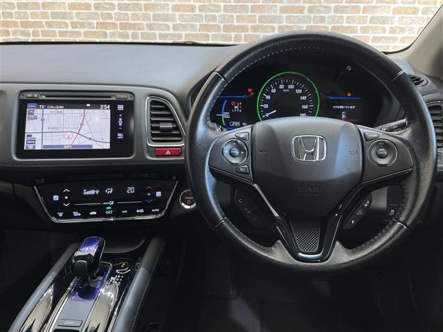 ヴェゼル ハイブリッドＸ　４ＷＤ　シティブレーキアクティブシステム　横滑り防止装置　パドルシフト　オートブレーキホールド　シートヒーター　純正ナビ　フルセグＴＶ　ＬＥＤヘッドライト　バックカメラ　ＥＴＣ　チップアップシート（3枚目）