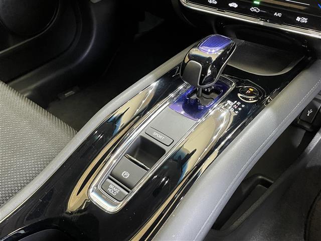 ヴェゼル ハイブリッドＸ　４ＷＤ　シティブレーキアクティブシステム　横滑り防止装置　パドルシフト　オートブレーキホールド　シートヒーター　純正ナビ　フルセグＴＶ　ＬＥＤヘッドライト　バックカメラ　ＥＴＣ　チップアップシート（13枚目）