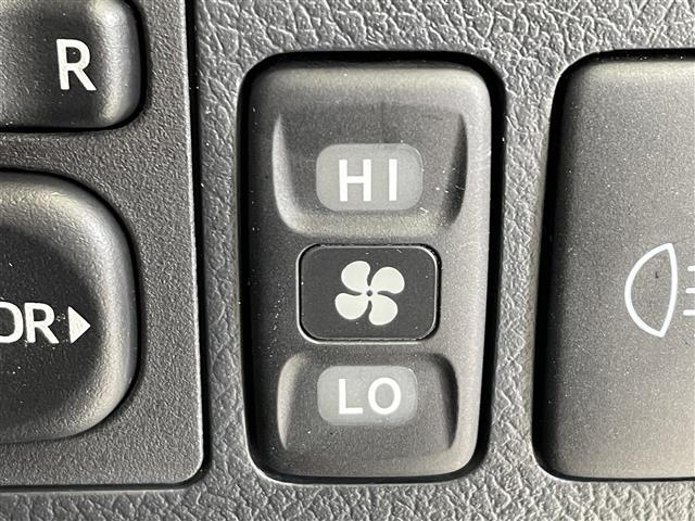 タウンエースバン ＧＬ　４ＷＤ　センターデフロック　純正ナビ　バックカメラ　ドライブレコーダー　フォグランプ　ヘッドライトレベライザー　純正ゴムマット　パワーウインドウ　１３インチアルミホイール（14枚目）