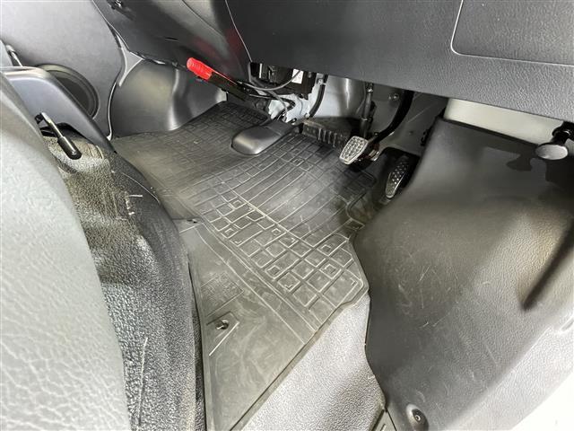 タウンエースバン ＧＬ　４ＷＤ　センターデフロック　純正ナビ　バックカメラ　ドライブレコーダー　フォグランプ　ヘッドライトレベライザー　純正ゴムマット　パワーウインドウ　１３インチアルミホイール（26枚目）