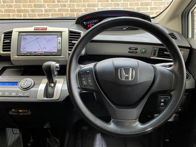 フリード Ｇ　ジャストセレクション　４ＷＤ　６人乗り　左側パワースライドドア　横滑り防止装置　ヒルスタートアシスト機能　フルオートエアコン　エンジンスターター　純正ナビ　バックカメラ　ドライブレコーダー（3枚目）