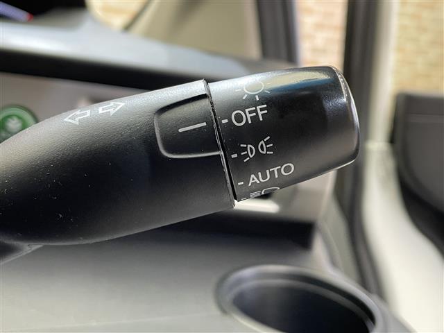 フリード Ｇ　ジャストセレクション　４ＷＤ　６人乗り　左側パワースライドドア　横滑り防止装置　ヒルスタートアシスト機能　フルオートエアコン　エンジンスターター　純正ナビ　バックカメラ　ドライブレコーダー（6枚目）