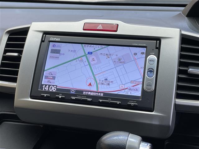 フリード Ｇ　ジャストセレクション　４ＷＤ　６人乗り　左側パワースライドドア　横滑り防止装置　ヒルスタートアシスト機能　フルオートエアコン　エンジンスターター　純正ナビ　バックカメラ　ドライブレコーダー（7枚目）