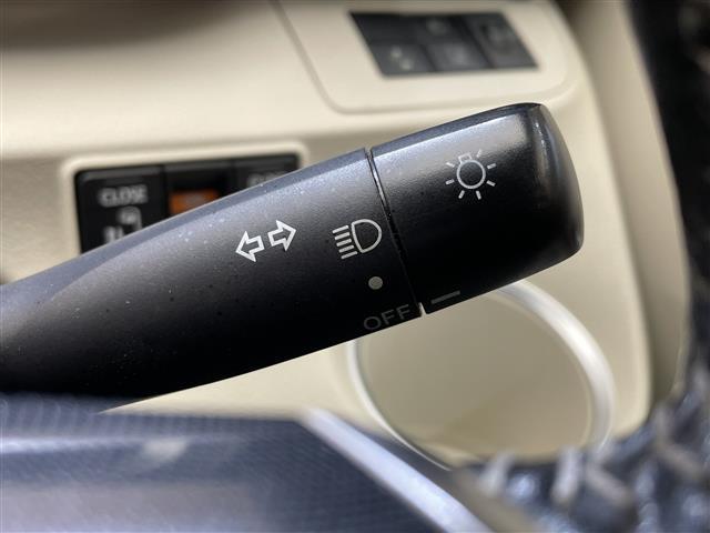 シエンタ Ｇ　３列７人乗り　トヨタセーフティセンスＣ　両側パワースライドドア　横滑り防止装置　プリクラッシュセーフティ　レーンディパーチャーアラート　オートマチックハイビーム　カロッツェリアナビ　バックカメラ（7枚目）