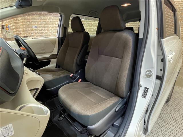 シエンタ Ｇ　３列７人乗り　トヨタセーフティセンスＣ　両側パワースライドドア　横滑り防止装置　プリクラッシュセーフティ　レーンディパーチャーアラート　オートマチックハイビーム　カロッツェリアナビ　バックカメラ（23枚目）