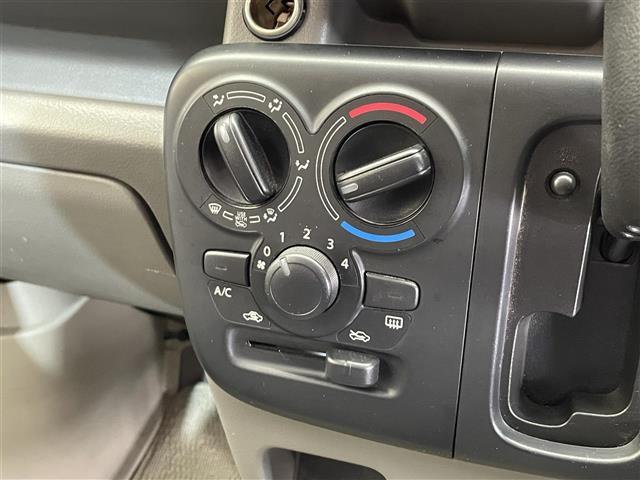 ミニキャブバン Ｇ　４ＷＤ　５速ＡＧＳ　オーバーヘッドシェルフ　パワーウインドウ　ヘッドライトレベライザー　フォグランプ　カロッツェリアオーディオ　１２インチスチールホイール　純正フロアマット（7枚目）