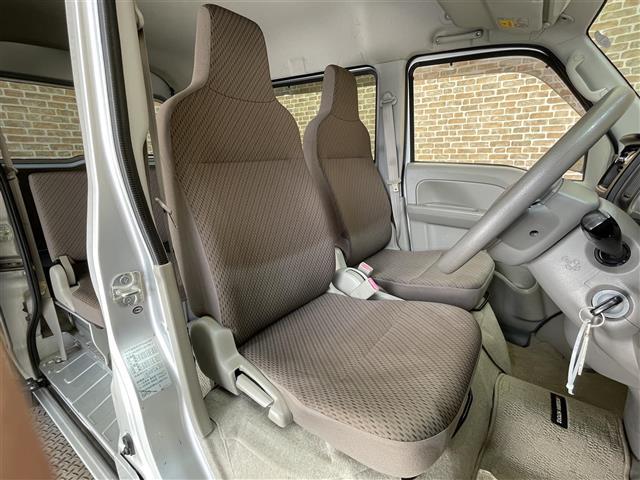 ミニキャブバン Ｇ　４ＷＤ　５速ＡＧＳ　オーバーヘッドシェルフ　パワーウインドウ　ヘッドライトレベライザー　フォグランプ　カロッツェリアオーディオ　１２インチスチールホイール　純正フロアマット（17枚目）