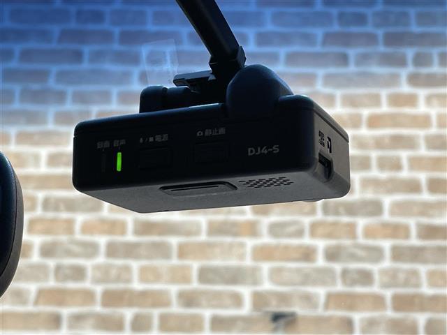 エルグランド ライダー　黒本革シート　４ＷＤ　両側パワースライドドア　レザーシート　アラウンドビューモニター　オートバックドア　インテリジェントクルーズコントロール　エマージェンシーブレーキ　コーナーセンサー　パワーシート　シートヒーター（10枚目）