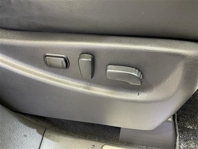 エルグランド ライダー　黒本革シート　４ＷＤ　両側パワースライドドア　レザーシート　アラウンドビューモニター　オートバックドア　インテリジェントクルーズコントロール　エマージェンシーブレーキ　コーナーセンサー　パワーシート　シートヒーター（23枚目）