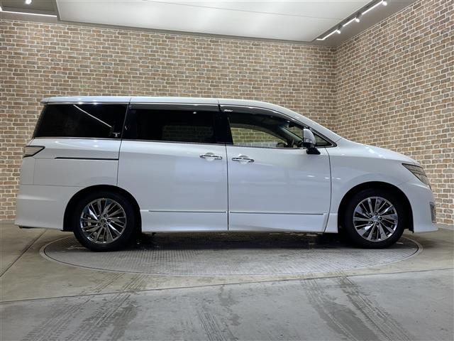 エルグランド ライダー　黒本革シート　４ＷＤ　両側パワースライドドア　レザーシート　アラウンドビューモニター　オートバックドア　インテリジェントクルーズコントロール　エマージェンシーブレーキ　コーナーセンサー　パワーシート　シートヒーター（37枚目）