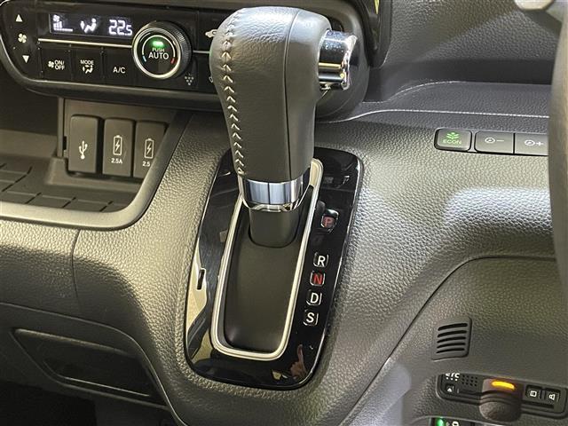 Ｎ－ＢＯＸ Ｇ・Ｌターボホンダセンシング　ワンオーナー　４ＷＤ　ターボ　両側パワースライドドア（左側ハンズフリー機能付き）　パドルシフト　シートヒーター　ホンダセンシング　ルーフコンソール　純正ナビ　フルセグＴＶ　ＬＥＤヘッドランプ（21枚目）