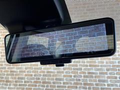 【デジタルインナーミラー】車両後方カメラの映像をミラーに映すことが出来ます。　そのため、後席に人や荷物があって後方が見えづらい場合でもしっかり視界を確保することが出来ます！ 4