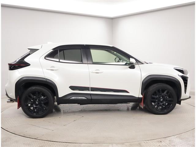 ヤリスクロス ハイブリッドＺ　ドライブレコーダ　インテリジェントキー　アルミホイル　ＬＥＤライト　リアカメラ　クルーズコントロール　整備記録簿　横滑り防止システム　ナビＴＶ　メモリーナビゲーション　電動シ－ト　パワステ　キーフリー（4枚目）