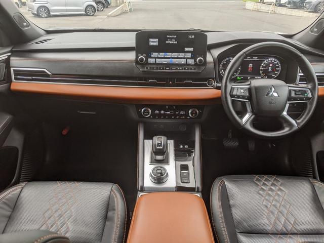 アウトランダーＰＨＥＶ Ｐ　純正ナビ　パノラミックビューモニター　ｂｌｕｅｔｏｏｔｈ　フルセグＴＶ　前席シートヒーター　　　　　ドライブレコーダー　ＥＴＣ２．０　ＬＥＤヘッドライト純正２０インチアルミホイール（10枚目）