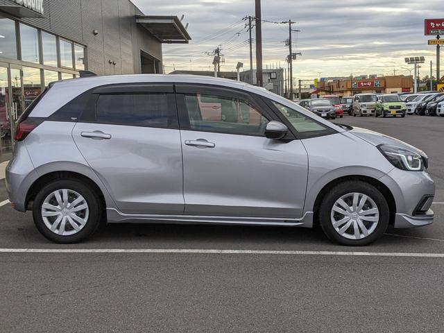 フィット ｅ：ＨＥＶベーシック　モデュロエアロ　純正ナビ　バックカメラ　ｂｌｕｅｔｏｏｔｈ　ＣＤ　ＤＶＤ　衝突被害軽減ブレーキ　ＥＴＣ　ホンダセンシングＬＥＤヘッドライト　コーナーセンサー（6枚目）