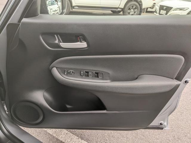 フィット ｅ：ＨＥＶベーシック　モデュロエアロ　純正ナビ　バックカメラ　ｂｌｕｅｔｏｏｔｈ　ＣＤ　ＤＶＤ　衝突被害軽減ブレーキ　ＥＴＣ　ホンダセンシングＬＥＤヘッドライト　コーナーセンサー（30枚目）