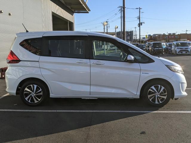 フリードハイブリッド ハイブリッド・EX Bluetooth CD DVD 前席シートヒーター レーダークルコン レーンアシスト ETC 衝突軽減ブレーキ 電動格納ミラー LEDヘッドライト オートライト 純正ナビ 両側パワースライドドア(5枚目)