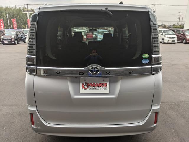 ヴォクシー Ｘ　８人乗り　片側パワースライドドア　社外ナビ　ワンセグ　バックカメラ　ｂｌｕｅｔｏｏｔｈ　ＣＤ　ＤＶＤ　アイドリングストップ　キーレス　電動格納ミラー　クルーズコントロール（8枚目）