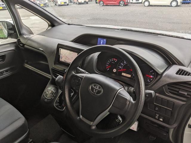 ヴォクシー Ｘ　８人乗り　片側パワースライドドア　社外ナビ　ワンセグ　バックカメラ　ｂｌｕｅｔｏｏｔｈ　ＣＤ　ＤＶＤ　アイドリングストップ　キーレス　電動格納ミラー　クルーズコントロール（33枚目）