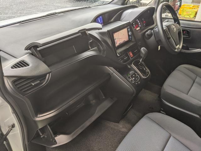 ヴォクシー Ｘ　８人乗り　片側パワースライドドア　社外ナビ　ワンセグ　バックカメラ　ｂｌｕｅｔｏｏｔｈ　ＣＤ　ＤＶＤ　アイドリングストップ　キーレス　電動格納ミラー　クルーズコントロール（55枚目）