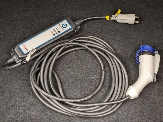 リーフ X 10万台記念車 純正ナビ バックカメラ bluetooth シートヒーター ステアリングヒーター CD レーダークルーズコントロール 衝突軽減ブレーキETC 純正17インチアルミホイール コーナーセンサー(64枚目)