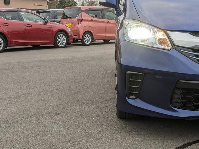 フリードハイブリッド ハイブリッド 社外ナビ フルセグ CD DVD 横滑り防止 コーナーセンサー 片側パワースライドドア クルーズコントロール オートライト ETC キーレス HIDヘッドライト 電動格納ミラー(52枚目)