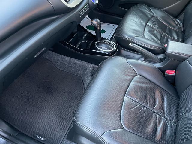 フィットハイブリッド ＲＳ　１年保証付（40枚目）