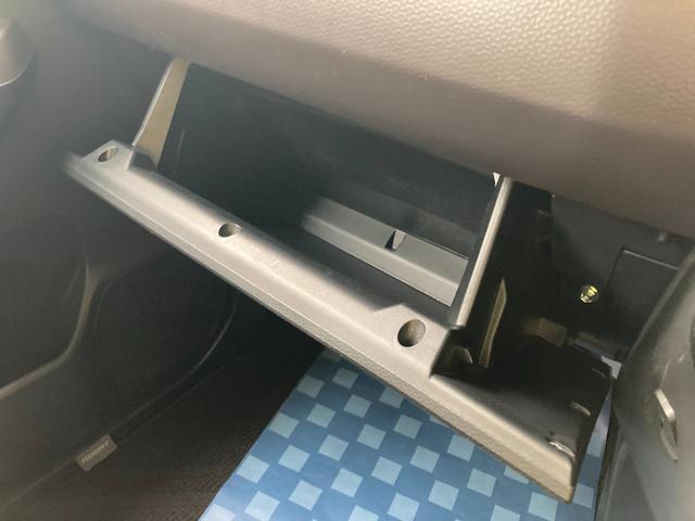 【グローブボックス】大型のグローブボックスで、車検証や色々な小物を入れても取り出しやすいですよ☆