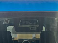 【デュアルセンサーブレーキサポート】フロントガラスに設置した２つのセンサーで前方の歩行者や車両を検知。 4