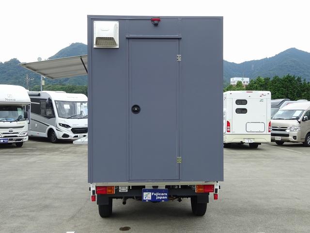 タウンエーストラック キッチンカー　移動販売車　キッチンボックス１０００　三層シンク　フクシマガリレイ業務用コールドテーブル型冷凍冷蔵庫　外部電源　照明　２００Ｌ給水タンク　２００Ｌ排水タンク　換気扇　エアバック　バックカメラ　８ナンバー　ＴＯＹＯＴＡスマートアシスト（40枚目）