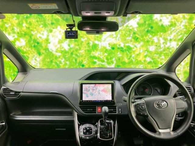 ヴォクシー ４ＷＤ　ＺＳキラメキ３　新品タイヤ／保証書／社外　９インチ　ＳＤナビ／フリップダウンモニター／衝突安全装置／両側電動スライドドア／車線逸脱防止支援システム／シート　ハーフレザー／パーキングアシスト　バックガイド　バックカメラ（4枚目）