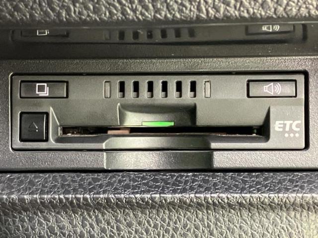 ヴォクシー ハイブリッドＺＳキラメキ３　新品タイヤ／保証書／純正　９インチ　ＳＤナビ／フリップダウンモニター／衝突安全装置／両側電動スライドドア／シートヒーター／車線逸脱防止支援システム／シート　ハーフレザー　衝突被害軽減システム　ＥＴＣ（13枚目）