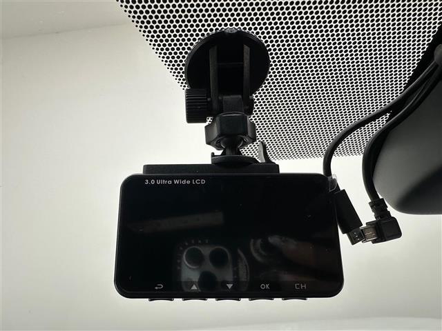 ノア Ｓ－Ｚ　純正メモリナビＥＴＣ２．０ＢカメラＨＤＭＩフルセグＴＶＣＤ／ＤＶＤ再生あり純正１７インチアルミホイール衝突軽減ブレーキレーンキープアシストロードサインアシストＬＥＤヘッドライトフォグランプオートライト（12枚目）