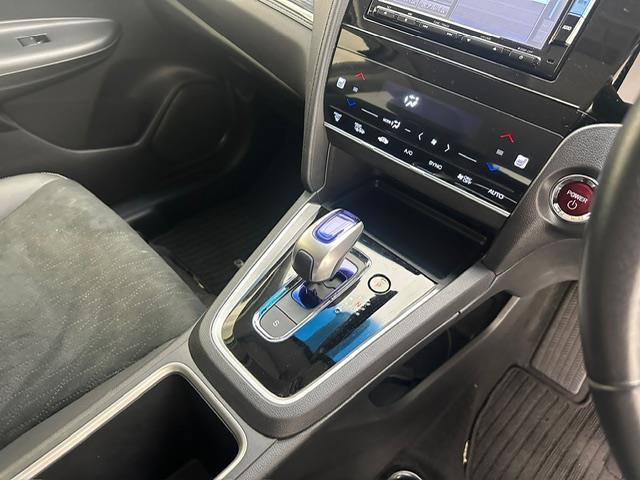 シャトル ハイブリッドＺ　純正ＳＤナビ（ＣＤ／ＤＶＤ／Ｂｌｕｅｔｏｏｔｈ／フルセグ）　バックカメラ　パドルシフト　クルーズコントロール　ハーフレザーシート　シートヒーター　ＬＥＤヘッドライト　オートライト（6枚目）