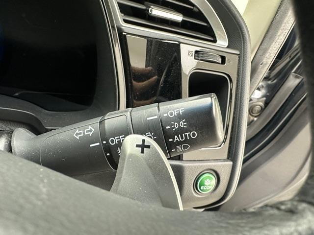 シャトル ハイブリッドＺ　純正ＳＤナビ（ＣＤ／ＤＶＤ／Ｂｌｕｅｔｏｏｔｈ／フルセグ）　バックカメラ　パドルシフト　クルーズコントロール　ハーフレザーシート　シートヒーター　ＬＥＤヘッドライト　オートライト（14枚目）