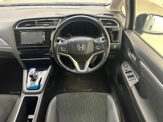 シャトル ハイブリッドＺ　純正ＳＤナビ（ＣＤ／ＤＶＤ／Ｂｌｕｅｔｏｏｔｈ／フルセグ）　バックカメラ　パドルシフト　クルーズコントロール　ハーフレザーシート　シートヒーター　ＬＥＤヘッドライト　オートライト（16枚目）