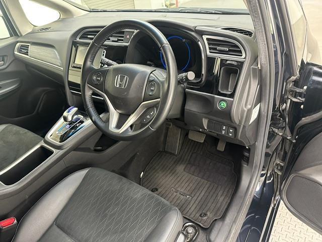 シャトル ハイブリッドＺ　純正ＳＤナビ（ＣＤ／ＤＶＤ／Ｂｌｕｅｔｏｏｔｈ／フルセグ）　バックカメラ　パドルシフト　クルーズコントロール　ハーフレザーシート　シートヒーター　ＬＥＤヘッドライト　オートライト（17枚目）