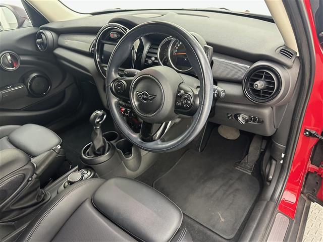 ＭＩＮＩ クーパーＤ　純正ナビ（フルセグＴＶ／Ｂｌｕｅｔｏｏｔｈ／ＵＳＢ／ＡＵＸ／ＣＤ／ＤＶＤ）　インテリジェントセーフティー　コーナーセンサー　バックカメラ　ハーフレザーシート　シートヒーター　ＩＳＯＦＩＸ　オートライト（17枚目）
