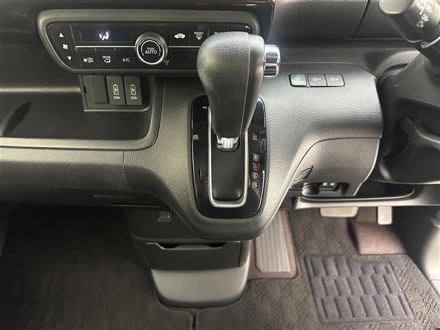 N-BOXカスタム G・Lターボホンダセンシング 社外SDナビバックカメラETC両側パワースライドLEDヘッドライトオートライトフォグランプホンダセンシング衝突軽減ブレーキ追従クルーズコントロール純正15インチアルミホイール純正フロアマット(5枚目)