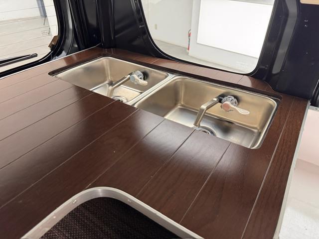 エブリイ PC 純正オーディオ キッチンカ―仕様 シンク2個 外部電源 ルーフキャリア 両側スライドドア 社外LEDヘッドライト ETC ヘッドライトレベライザー 純正ゴムマット リモコンキー(18枚目)