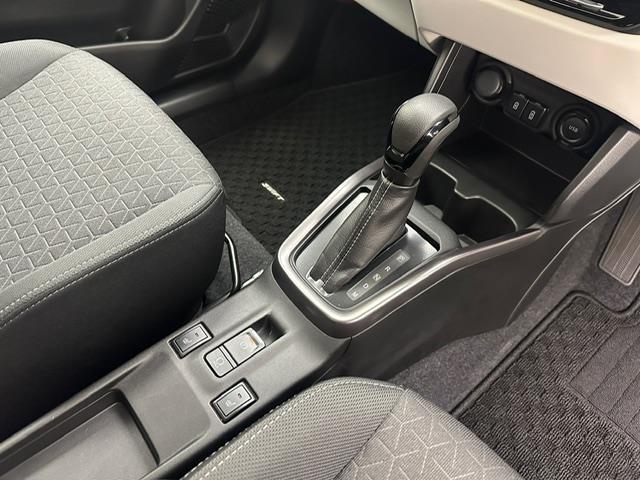 スイフト ハイブリッドＭＺ　純正ＤＡ　スマホ連携　ＵＳＢ　コーナーセンサー　アイドリングストップ　パドルシフト　シートヒーター　ＡＣＣ　ＢＳＭ　ＬＫＡ　ＰＣＳ　ＬＥＤヘッドライト　ＬＥＤフォグランプ　スペアキー×１　純正マット（4枚目）