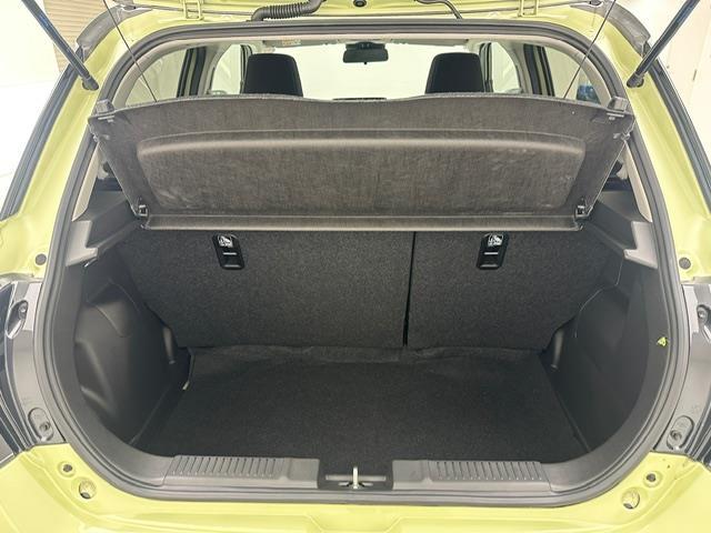 スイフト ハイブリッドＭＺ　純正ＤＡ　スマホ連携　ＵＳＢ　コーナーセンサー　アイドリングストップ　パドルシフト　シートヒーター　ＡＣＣ　ＢＳＭ　ＬＫＡ　ＰＣＳ　ＬＥＤヘッドライト　ＬＥＤフォグランプ　スペアキー×１　純正マット（24枚目）