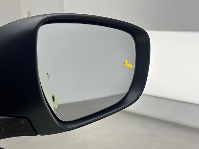 スイフト ハイブリッドＭＺ　純正ＤＡ　スマホ連携　ＵＳＢ　コーナーセンサー　アイドリングストップ　パドルシフト　シートヒーター　ＡＣＣ　ＢＳＭ　ＬＫＡ　ＰＣＳ　ＬＥＤヘッドライト　ＬＥＤフォグランプ　スペアキー×１　純正マット（32枚目）