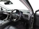 高級感のある美しいインテリアデザインの運転席です。