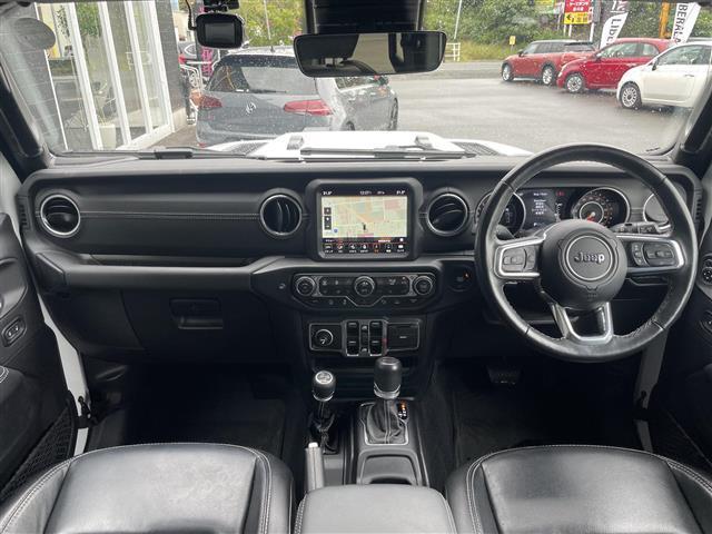 ジープ・ラングラーアンリミテッド サハラ　純正ナビ　フロント／バックカメラ　ＣａｒＰｌａｙ　ＡＣＣ　ＢＳＭ　ＰＤＣ　シートヒーター　ステアリングヒーター　黒革シート　衝突軽減ブレーキ　純正ＬＥＤヘッドライト　純正ドライブレコーダー　ＥＴＣ（6枚目）