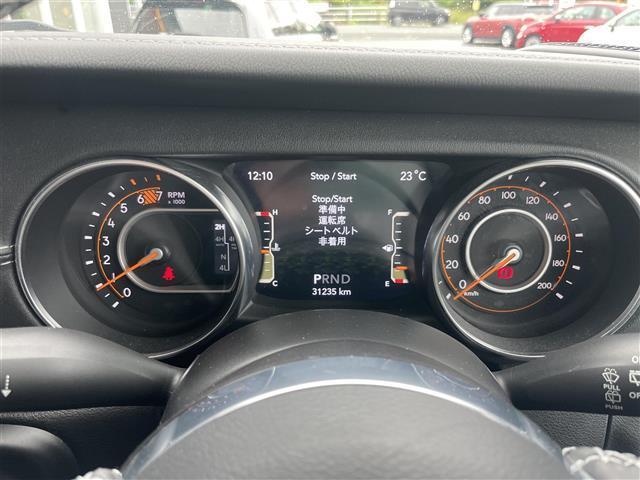 ジープ・ラングラーアンリミテッド サハラ　純正ナビ　フロント／バックカメラ　ＣａｒＰｌａｙ　ＡＣＣ　ＢＳＭ　ＰＤＣ　シートヒーター　ステアリングヒーター　黒革シート　衝突軽減ブレーキ　純正ＬＥＤヘッドライト　純正ドライブレコーダー　ＥＴＣ（16枚目）