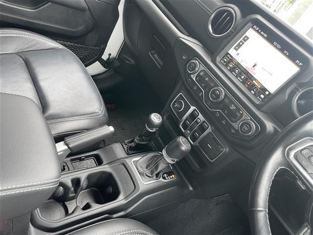 ジープ・ラングラーアンリミテッド サハラ　純正ナビ　フロント／バックカメラ　ＣａｒＰｌａｙ　ＡＣＣ　ＢＳＭ　ＰＤＣ　シートヒーター　ステアリングヒーター　黒革シート　衝突軽減ブレーキ　純正ＬＥＤヘッドライト　純正ドライブレコーダー　ＥＴＣ（23枚目）