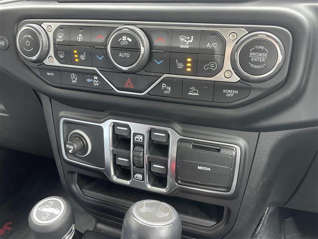 ジープ・ラングラーアンリミテッド サハラ　純正ナビ　フロント／バックカメラ　ＣａｒＰｌａｙ　ＡＣＣ　ＢＳＭ　ＰＤＣ　シートヒーター　ステアリングヒーター　黒革シート　衝突軽減ブレーキ　純正ＬＥＤヘッドライト　純正ドライブレコーダー　ＥＴＣ（24枚目）