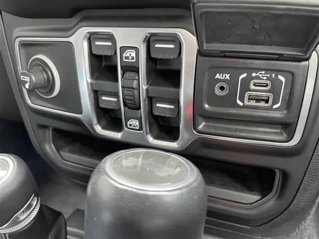 ジープ・ラングラーアンリミテッド サハラ　純正ナビ　フロント／バックカメラ　ＣａｒＰｌａｙ　ＡＣＣ　ＢＳＭ　ＰＤＣ　シートヒーター　ステアリングヒーター　黒革シート　衝突軽減ブレーキ　純正ＬＥＤヘッドライト　純正ドライブレコーダー　ＥＴＣ（25枚目）