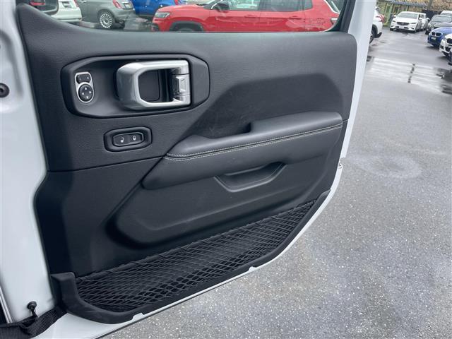 ジープ・ラングラーアンリミテッド サハラ　純正ナビ　フロント／バックカメラ　ＣａｒＰｌａｙ　ＡＣＣ　ＢＳＭ　ＰＤＣ　シートヒーター　ステアリングヒーター　黒革シート　衝突軽減ブレーキ　純正ＬＥＤヘッドライト　純正ドライブレコーダー　ＥＴＣ（30枚目）